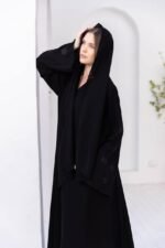 ⁦عباية سوداء مطرزة بالورود من DUJE | Floral Black Abaya | كريب سعودي فاخر | صناعة سعودية⁩ - الصورة ⁦3⁩