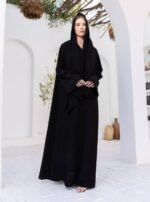 ⁦عباية سوداء مطرزة بالورود من DUJE | Floral Black Abaya | كريب سعودي فاخر | صناعة سعودية⁩ - الصورة ⁦4⁩