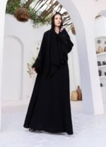 ⁦عباية سوداء مطرزة بالورود من DUJE | Floral Black Abaya | كريب سعودي فاخر | صناعة سعودية⁩ - الصورة ⁦5⁩