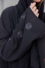 ⁦عباية سوداء مطرزة بالورود من DUJE | Floral Black Abaya | كريب سعودي فاخر | صناعة سعودية⁩ - الصورة ⁦6⁩