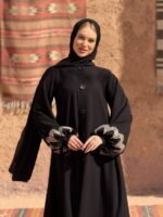 ⁦عباية بأزرار أمامية من DUJE | Buttoned Black Abaya | كريب سعودي فاخر | صناعة سعودية⁩ - الصورة ⁦2⁩