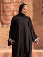 ⁦عباية بأزرار أمامية من DUJE | Buttoned Black Abaya | كريب سعودي فاخر | صناعة سعودية⁩ - الصورة ⁦3⁩