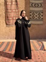 ⁦عباية بأزرار أمامية من DUJE | Buttoned Black Abaya | كريب سعودي فاخر | صناعة سعودية⁩ - الصورة ⁦4⁩