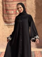 ⁦عباية بأزرار أمامية من DUJE | Buttoned Black Abaya | كريب سعودي فاخر | صناعة سعودية⁩ - الصورة ⁦5⁩