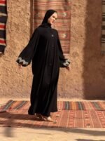 ⁦عباية بأزرار أمامية من DUJE | Buttoned Black Abaya | كريب سعودي فاخر | صناعة سعودية⁩ - الصورة ⁦6⁩