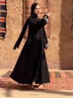 ⁦عباية بأزرار أمامية من DUJE | Buttoned Black Abaya | كريب سعودي فاخر | صناعة سعودية⁩ - الصورة ⁦7⁩