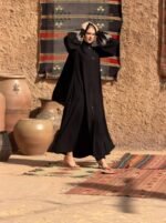 ⁦عباية بأزرار أمامية من DUJE | Buttoned Black Abaya | كريب سعودي فاخر | صناعة سعودية⁩ - الصورة ⁦8⁩
