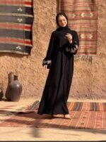 ⁦عباية بأزرار أمامية من DUJE | Buttoned Black Abaya | كريب سعودي فاخر | صناعة سعودية⁩ - الصورة ⁦9⁩