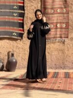⁦عباية بأزرار أمامية من DUJE | Buttoned Black Abaya | كريب سعودي فاخر | صناعة سعودية⁩ - الصورة ⁦10⁩