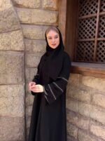 ⁦عباية كلاسيك سوداء من DUJE | Classic Black Abaya | كريب سعودي فاخر | صناعة سعودية⁩ - الصورة ⁦2⁩