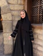 ⁦عباية كلاسيك سوداء من DUJE | Classic Black Abaya | كريب سعودي فاخر | صناعة سعودية⁩ - الصورة ⁦3⁩