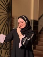 ⁦عباية بينك مطرزة من DUJE | Pink Abaya | كريب سعودي فاخر | صناعة سعودية⁩ - الصورة ⁦3⁩