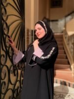 ⁦عباية بينك مطرزة من DUJE | Pink Abaya | كريب سعودي فاخر | صناعة سعودية⁩ - الصورة ⁦7⁩