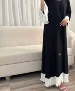 ⁦عباية أبيض وأسود بكسرات من DUJE | Pleated White & Black Abaya | صناعة سعودية⁩ - الصورة ⁦2⁩