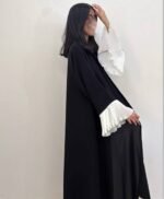 ⁦عباية أبيض وأسود بكسرات من DUJE | Pleated White & Black Abaya | صناعة سعودية⁩ - الصورة ⁦3⁩
