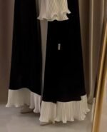 ⁦عباية أبيض وأسود بكسرات من DUJE | Pleated White & Black Abaya | صناعة سعودية⁩ - الصورة ⁦4⁩