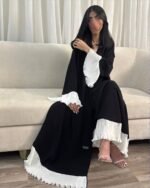 ⁦عباية أبيض وأسود بكسرات من DUJE | Pleated White & Black Abaya | صناعة سعودية⁩ - الصورة ⁦5⁩