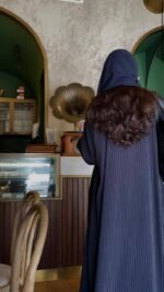 ⁦عباية بليزر مخططة من DUJE | Pinstripe Blazer Abaya | صناعة سعودية⁩ - الصورة ⁦2⁩