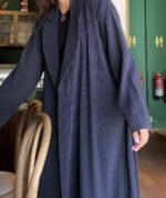 ⁦عباية بليزر مخططة من DUJE | Pinstripe Blazer Abaya | صناعة سعودية⁩ - الصورة ⁦3⁩