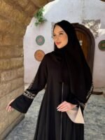⁦عباية سوداء مطرزة من DUJE | كريب سعودي فاخر | صناعة سعودية⁩ - الصورة ⁦2⁩