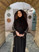 ⁦عباية سوداء مطرزة من DUJE | كريب سعودي فاخر | صناعة سعودية⁩ - الصورة ⁦3⁩