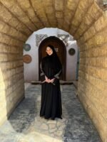 ⁦عباية سوداء مطرزة من DUJE | كريب سعودي فاخر | صناعة سعودية⁩ - الصورة ⁦4⁩