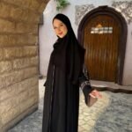 عباية سوداء مطرزة من DUJE | كريب سعودي فاخر | صناعة سعودية