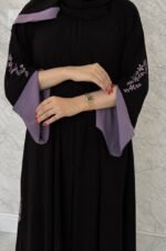 ⁦عباية مطرزة باللون الأسود من DUJE | كريب سعودي فاخر | صناعة سعودية⁩ - الصورة ⁦2⁩