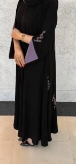 ⁦عباية مطرزة باللون الأسود من DUJE | كريب سعودي فاخر | صناعة سعودية⁩ - الصورة ⁦3⁩