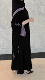 ⁦عباية مطرزة باللون الأسود من DUJE | كريب سعودي فاخر | صناعة سعودية⁩ - الصورة ⁦4⁩