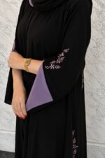 ⁦عباية مطرزة باللون الأسود من DUJE | كريب سعودي فاخر | صناعة سعودية⁩ - الصورة ⁦5⁩