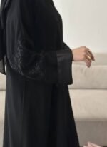 ⁦عباية كلاسيك سوداء من DUJE | كريب سعودي فاخر | صناعة سعودية⁩ - الصورة ⁦2⁩
