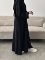 ⁦عباية كلاسيك سوداء من DUJE | كريب سعودي فاخر | صناعة سعودية⁩ - الصورة ⁦3⁩