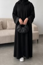⁦عباية كلاسيك سوداء من DUJE | كريب سعودي فاخر | صناعة سعودية⁩ - الصورة ⁦4⁩